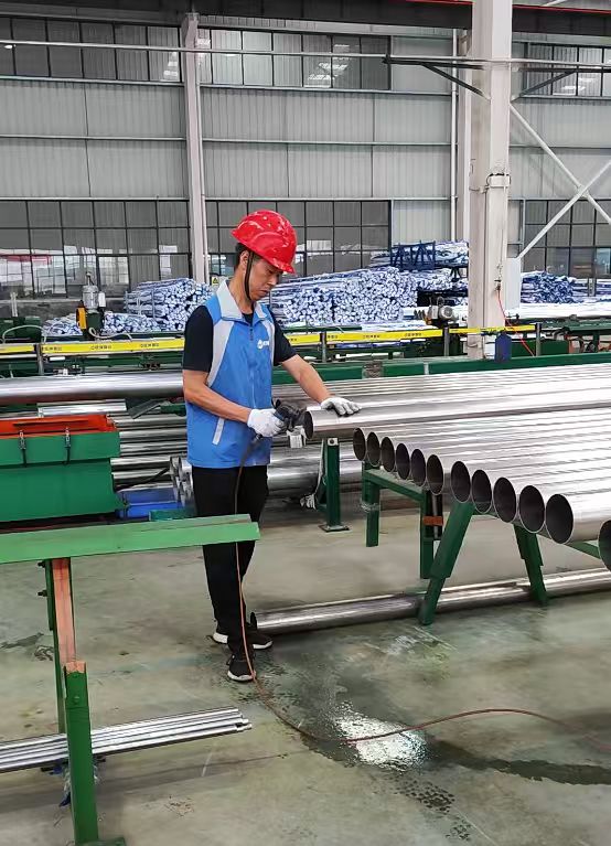 卡壓式連接不銹鋼水管的預(yù)處理步驟中，管材切口的處理方法是什么